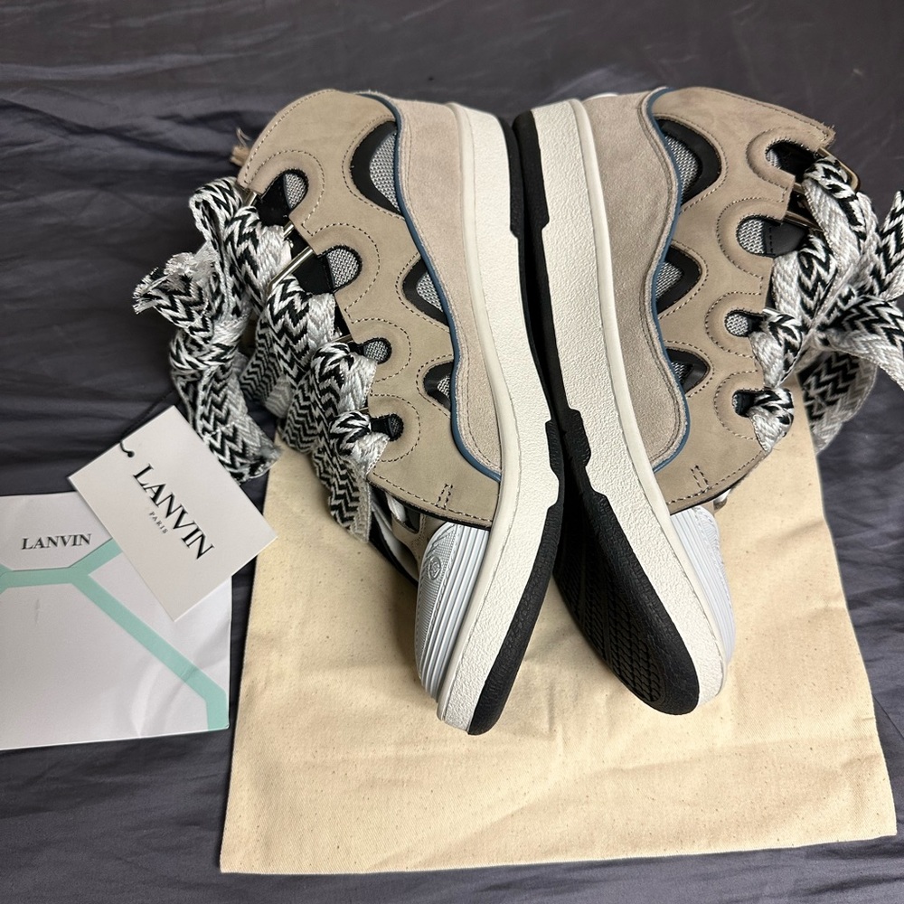 (Worn once)
Sizing:US(10.5-11)(Fits anyone who wears 10 as well)
Condition:10/10